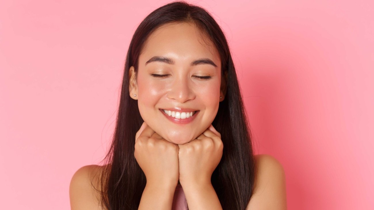beauty-fashion-lifestyle-concept-closeup-dreamy-romantic-attractive-asian-girl-daydreamin (1)
