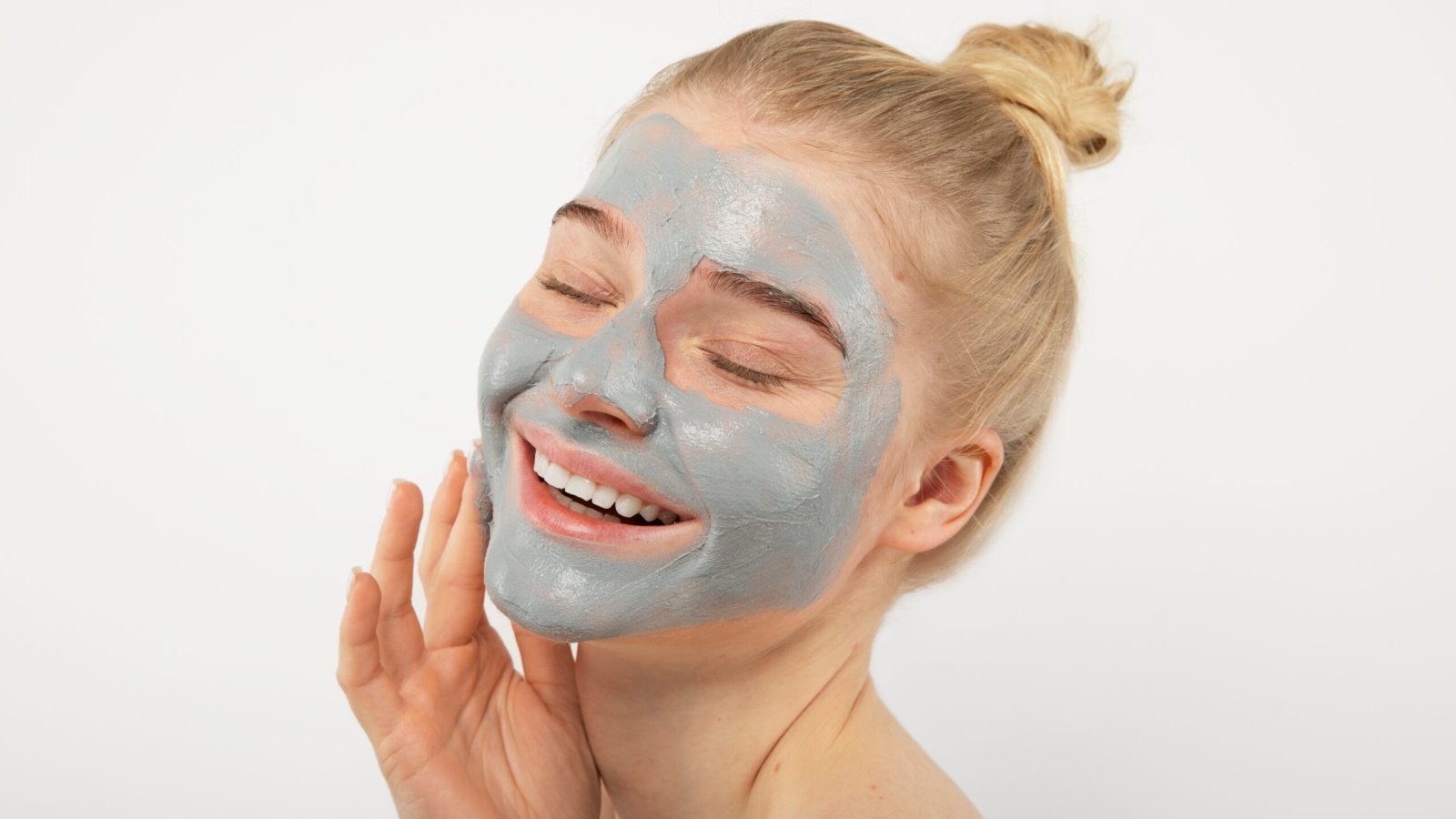 close-up-smiley-woman-with-face-mask